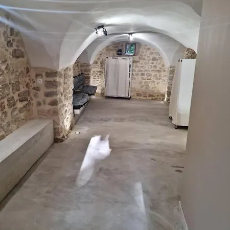 Maison De Village Saint-Laurent-de-Carnols Buitenkant foto